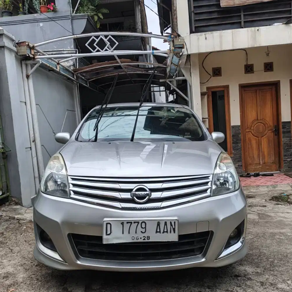 Grand Livina tahun XV MT Manual Tranmisi KM Rendah Pemakai Pertama