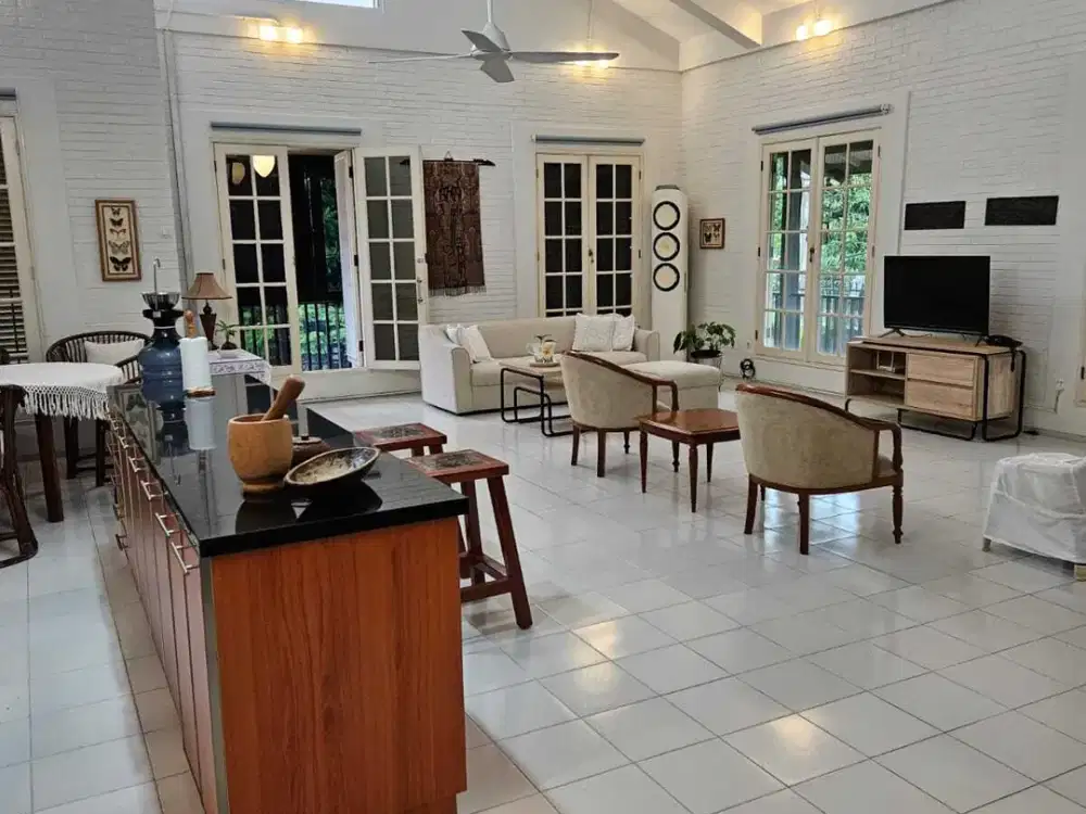 Dijual Rumah Di Hook, Gaya Eurosia Sangat Terawat, Siap Huni, jl.Singgalang, Cinere