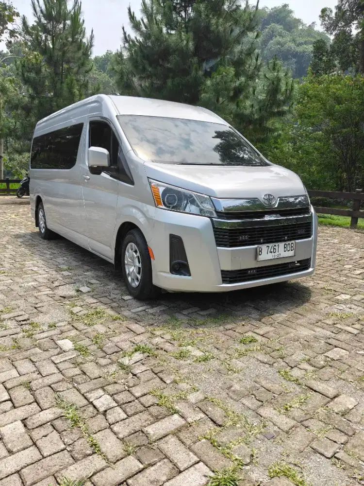 Sewa Hiace premio luxury dan 14 seat