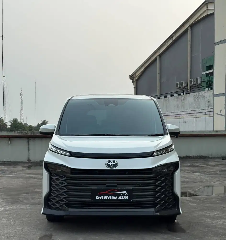 Toyota Voxy 2.0 TSS 2023 Putih