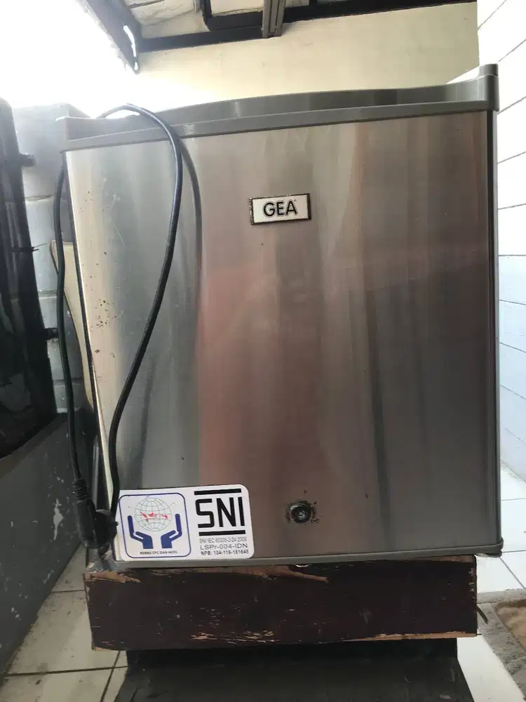 Kulkas minibar GEA