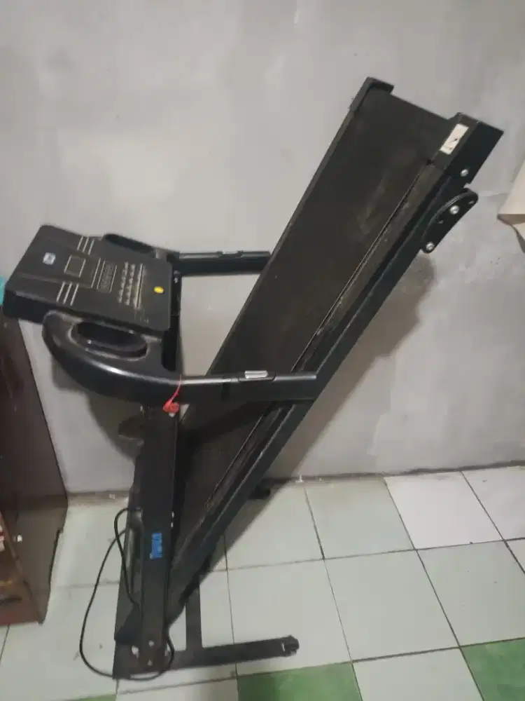 Treadmill alat olahraga