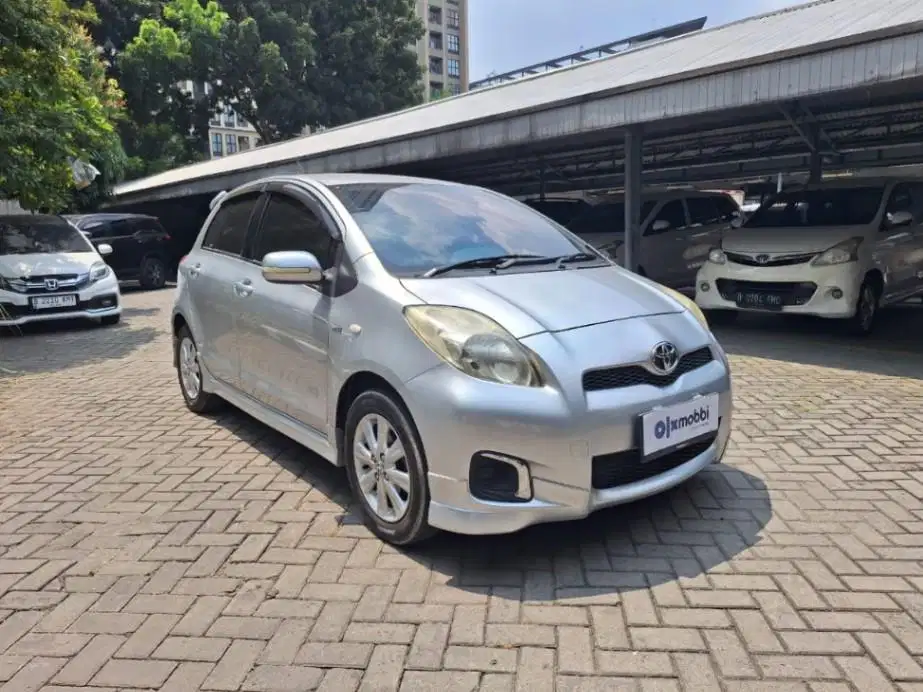 DP MURAH Toyota Yaris 1.5 E Bensin-AT 2013 Silver CFYRB