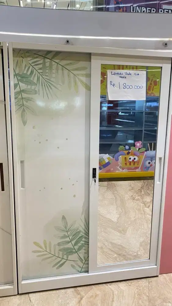 Lemari pakaian plat besi