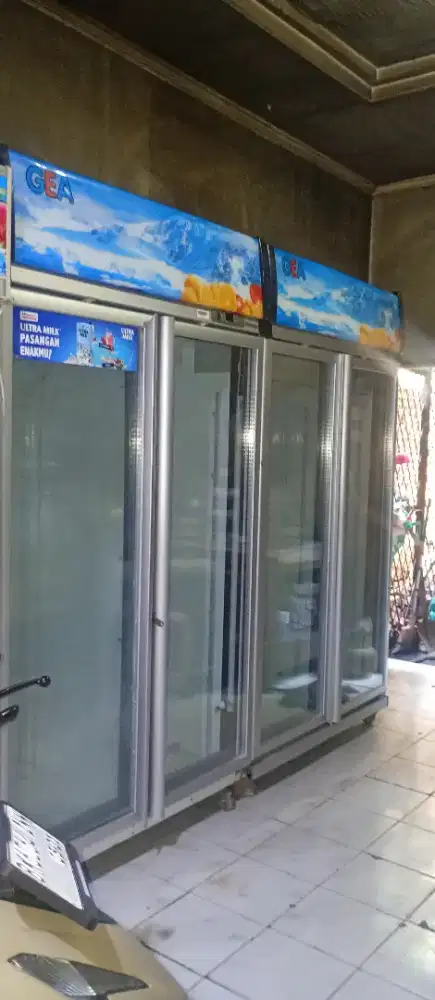 Showcase 2 pintu