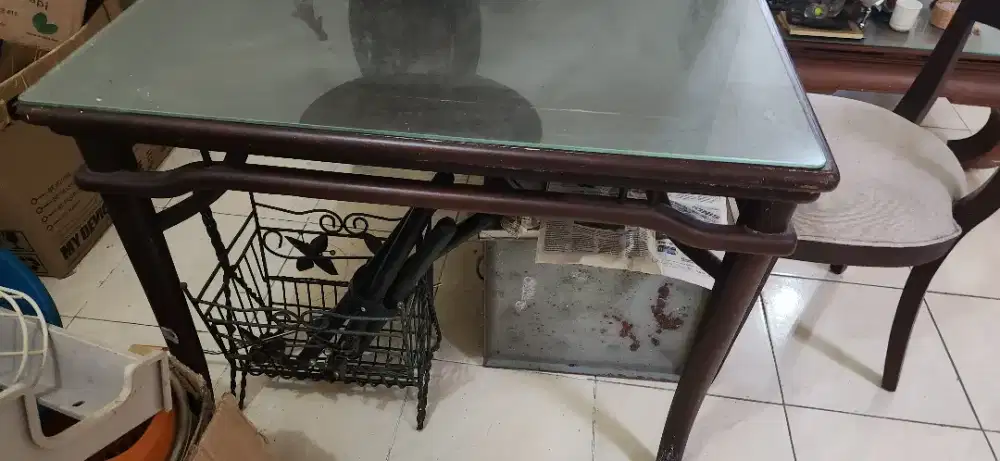 Meja makan plus 4 kursi