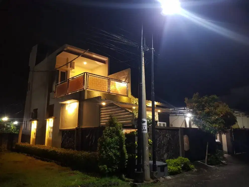 Disewakan  Rumah Deluxe Tira Medayu, Rungkut, 1KM dari UPN