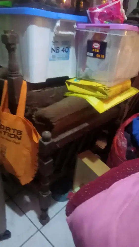 Kasur spring bed dan kursi tamu apa adanya