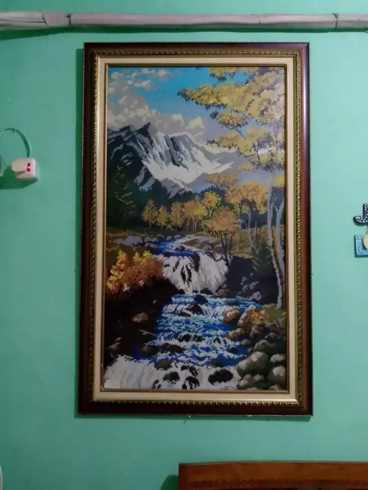 Kristik Bingkai Air Terjun dan Gunung