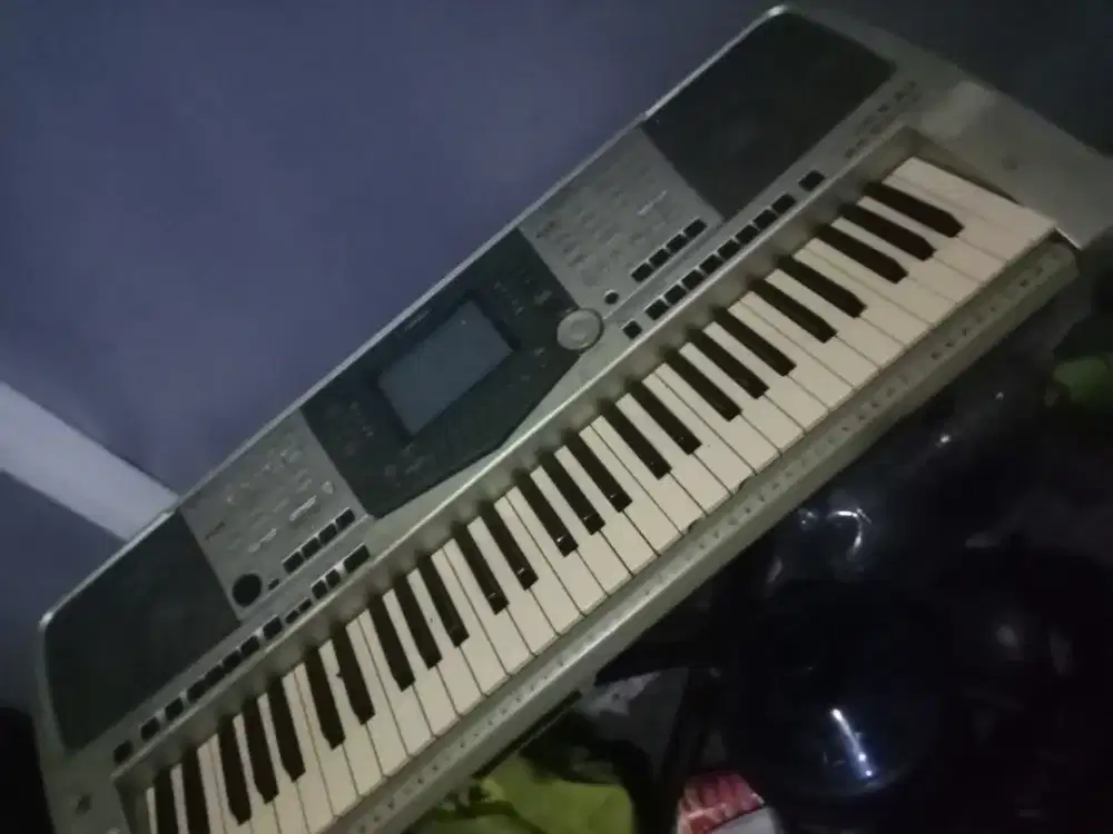 Yamaha PSR 2000 keadaan mati, belum diservis