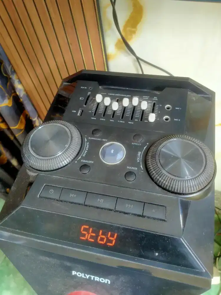 Polytron speaker aktive model ada di gambar