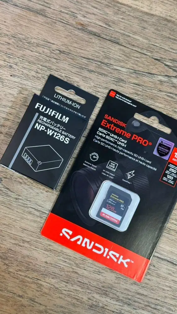 NEW Fujifilm Battery NP W126S and Sandisk Extreme Pro 128GB