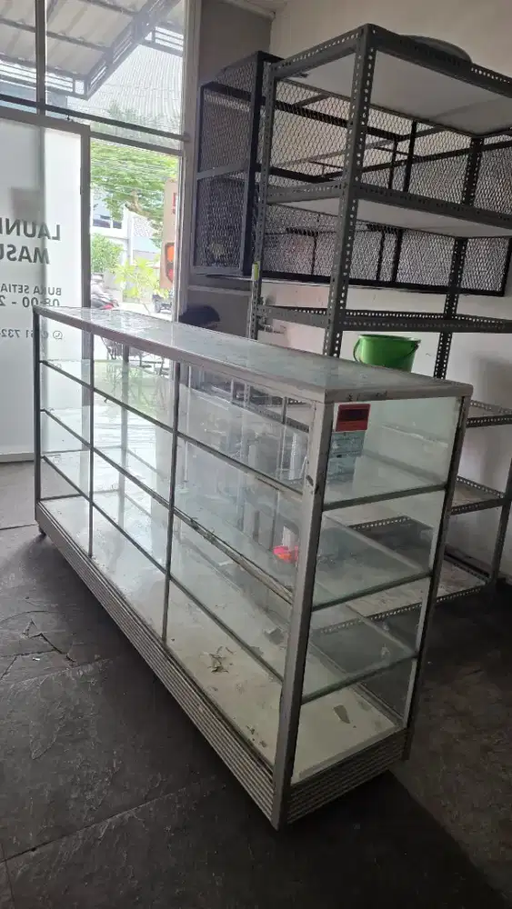 Etalase Kaca Panjang Display Toko - Banyak Rak