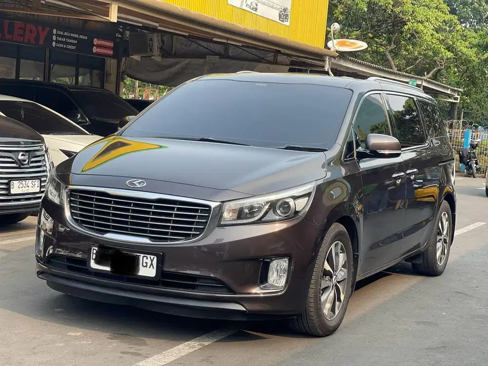 DIJUAL MOBIL KIA SEDONA 2017 COKLAT