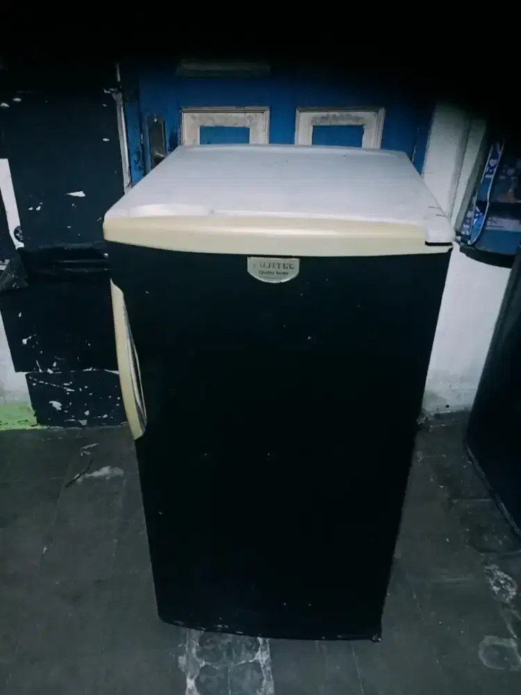 Jual kulkas Fujitec 1 pintu ukuran sedang mesin ori dingin beku normal
