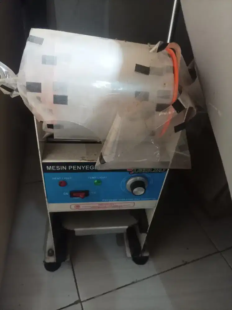 Mesin penyegel gelas