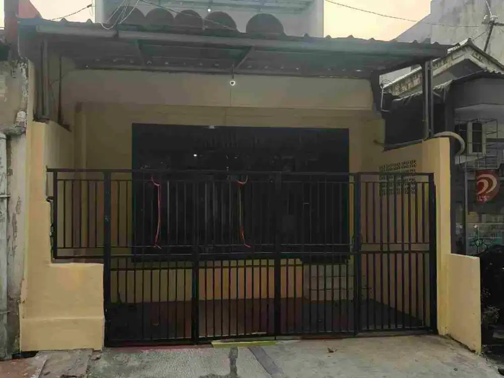 DISEWAKAN – RUMAH 2 LANTAI, AKSES JALAN 2 MOBIL, MENTENG PULO, TEBET