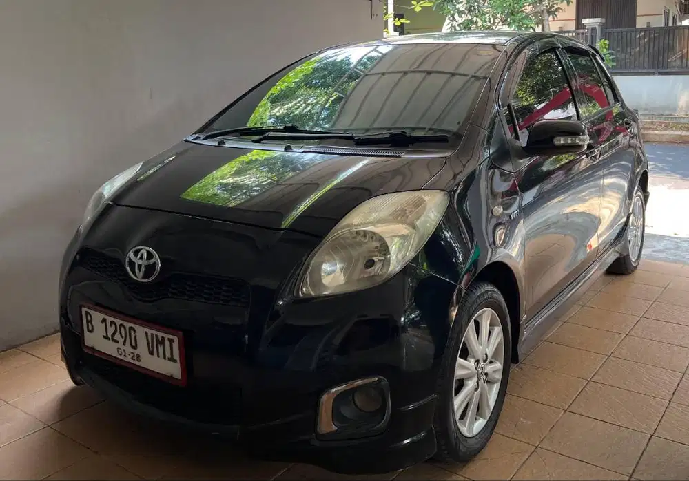 YARIS BAKPO 2013 HITAM, KM RENDAH MESIN HALUS BODI MULUS, PRIBADI