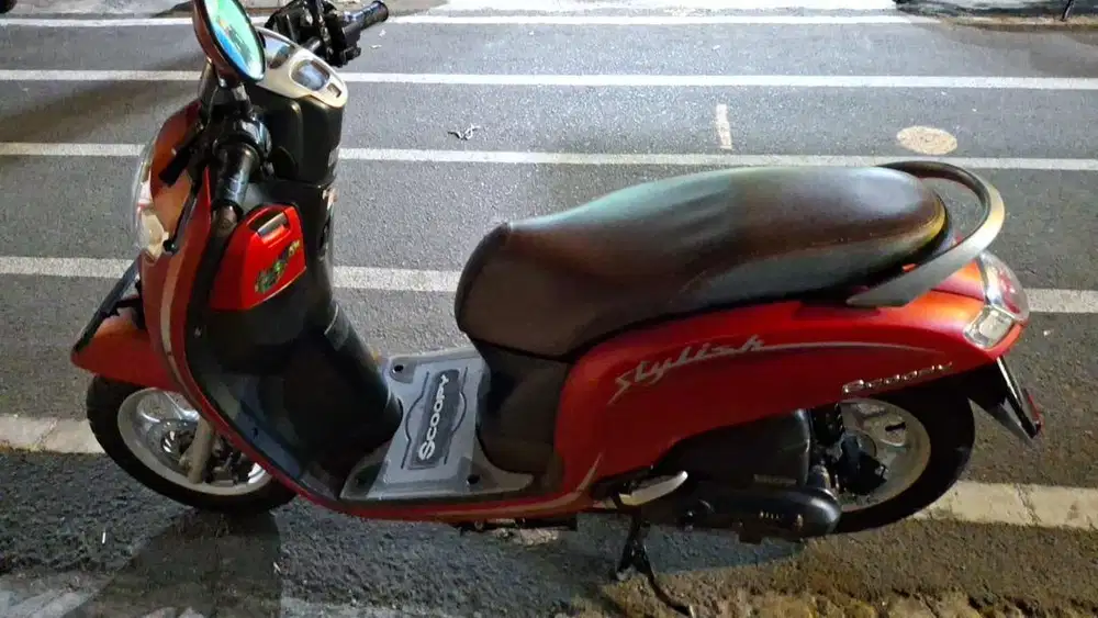 Scoopy warna merah