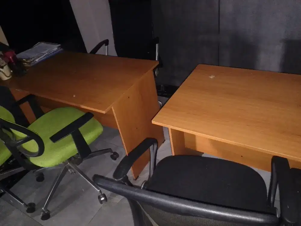Meja dan kursi kantor