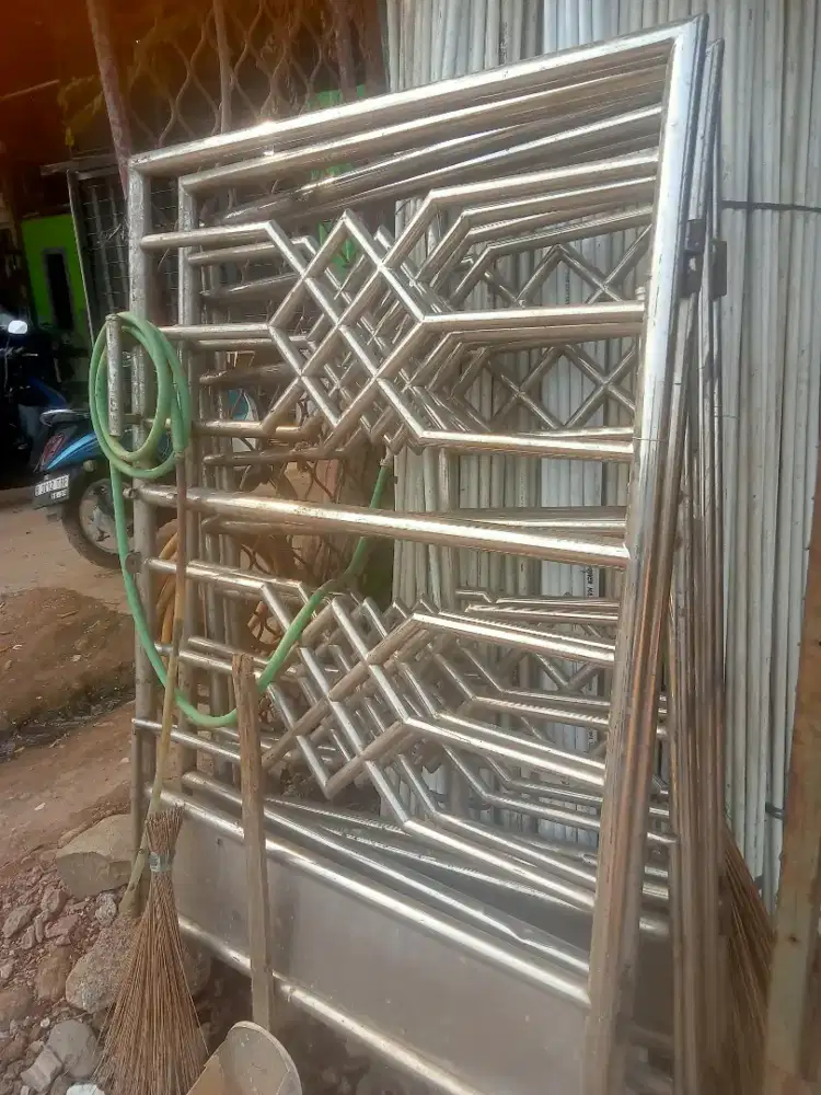 pintu lipat stenlis