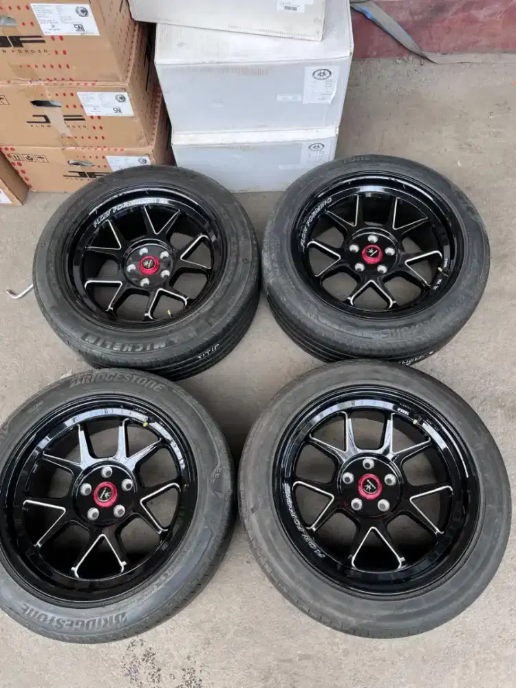Venom6 ring 18x9 pcd 5x114,3 ET 20 ban Bridgestone 235/50 R18 4pcs