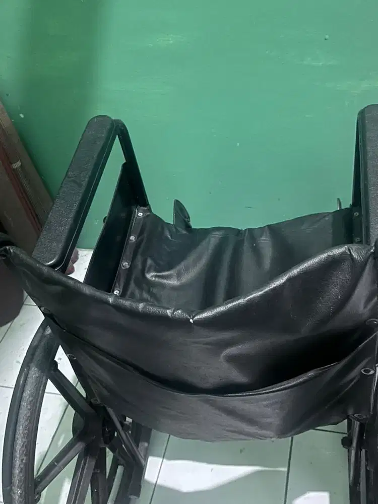 Kursi roda warna hitam