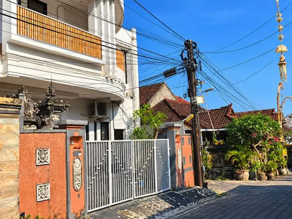 [AMS-054.AGH]  Dijual Rumah 2 lantai 3 Kamar Super Strategis - Perum Dalung Permai Badung