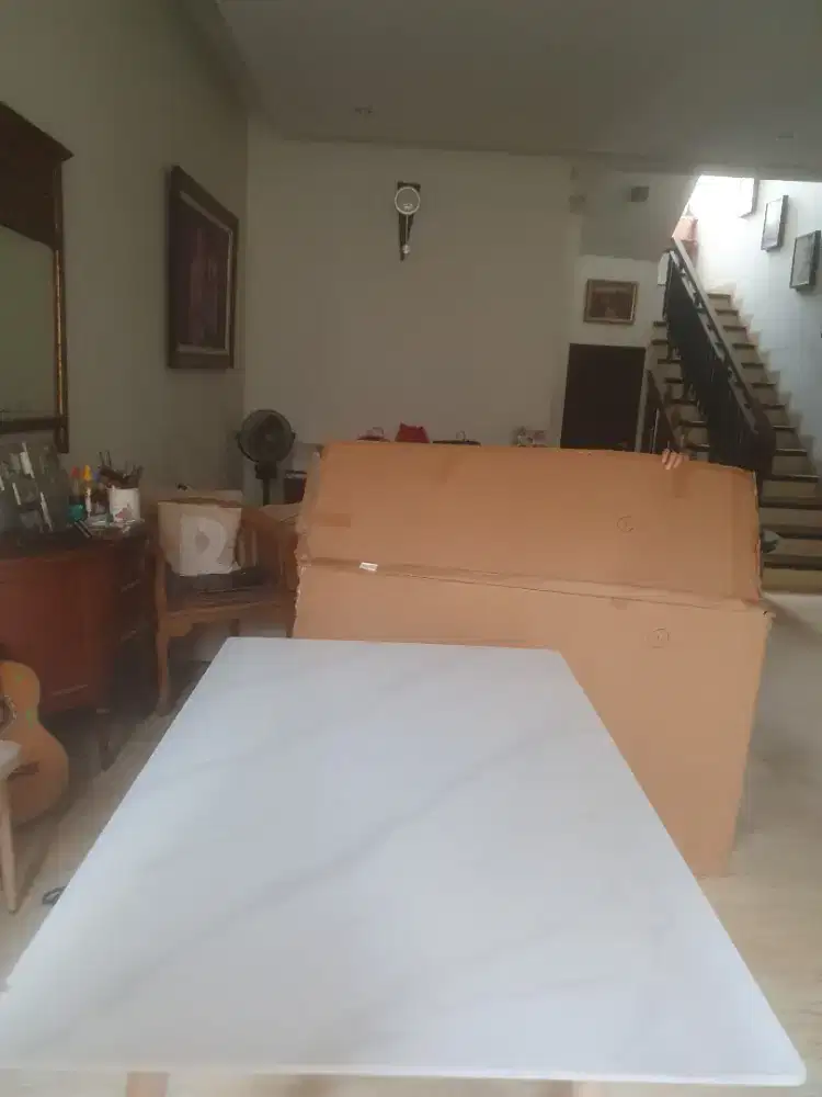 Meja makan marmer