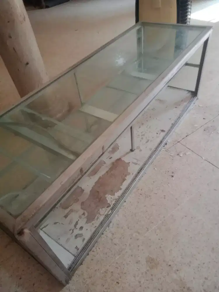 Dinjual etalase bekas