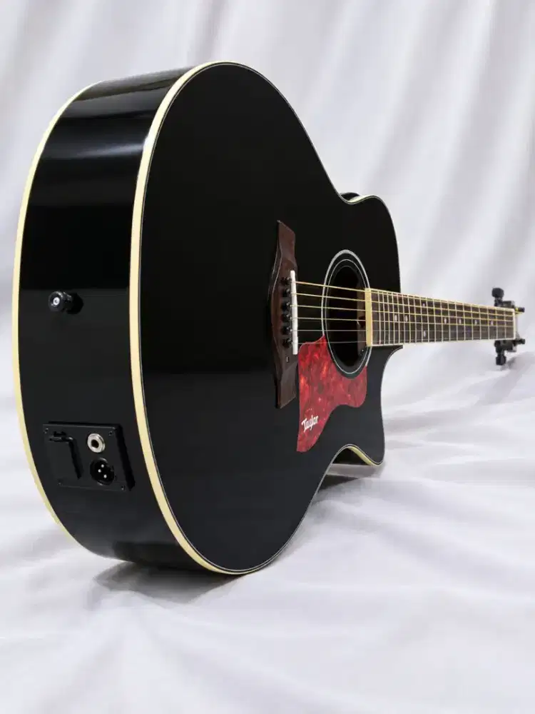 Gitar akustik elektrik Taylor