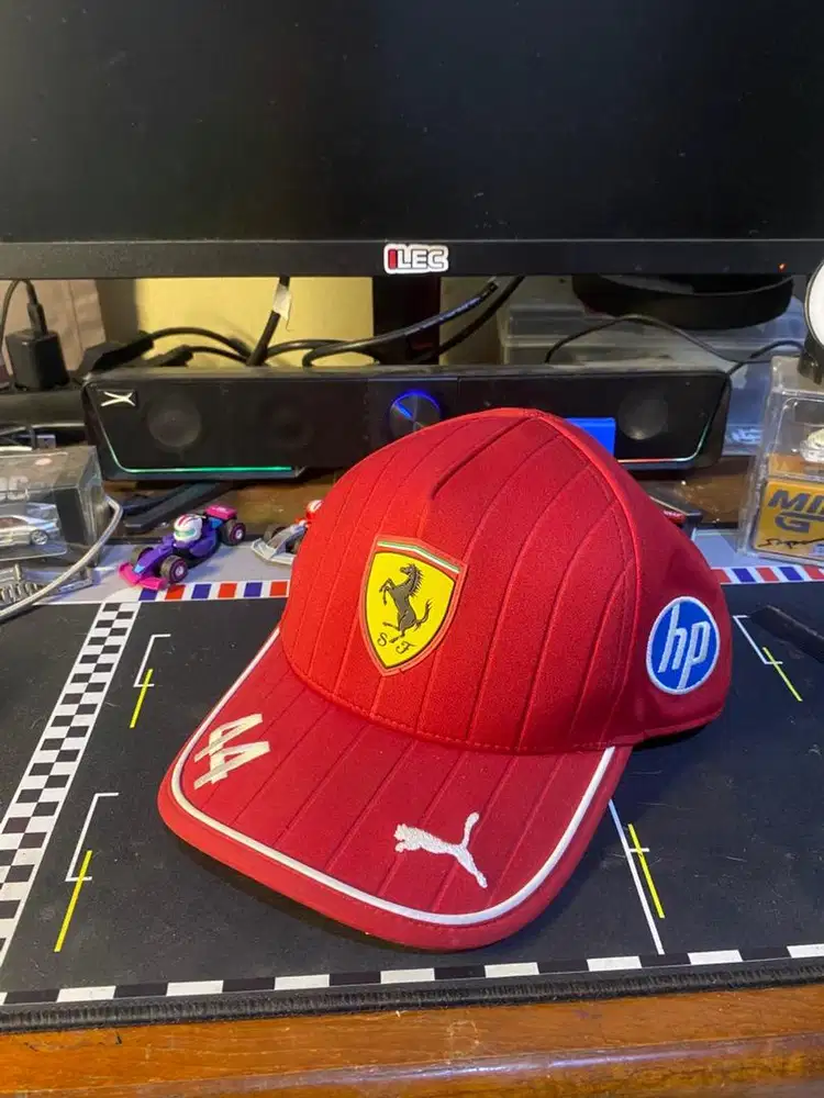 Topi F1 Ferrari Mercedes Red Bull