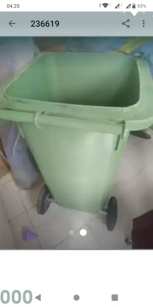 Tempat sampah ada rodaya