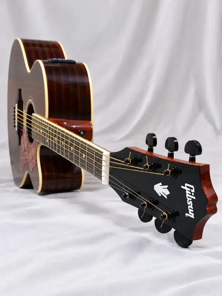 Gitar akustik elektrik Gibson