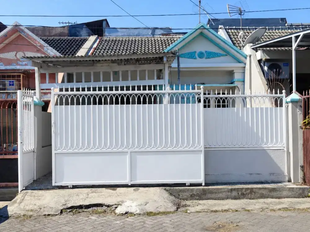DISEWAKAN CEPAT! Rumah Karang Empat Timur, Surabaya - 1,5 Lantai, Semi Furnished