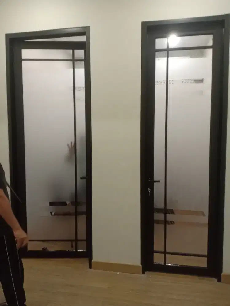 Pintu almunium minimalis