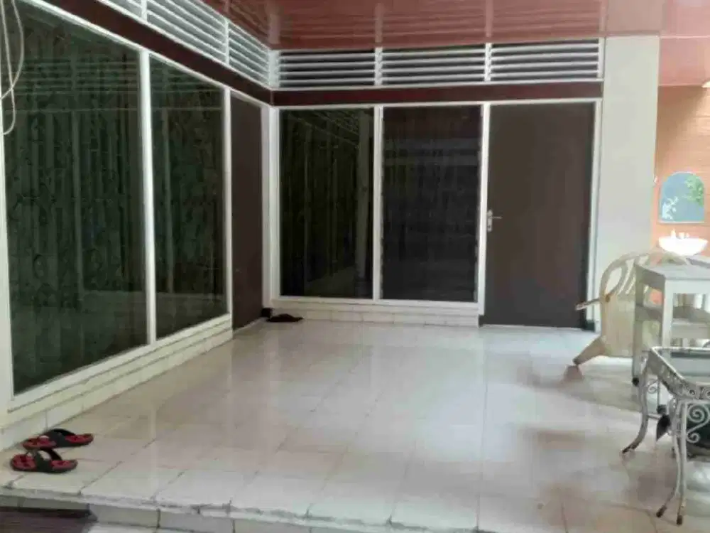 Dijual Rumah di Jalan Comal Surabaya Pusat