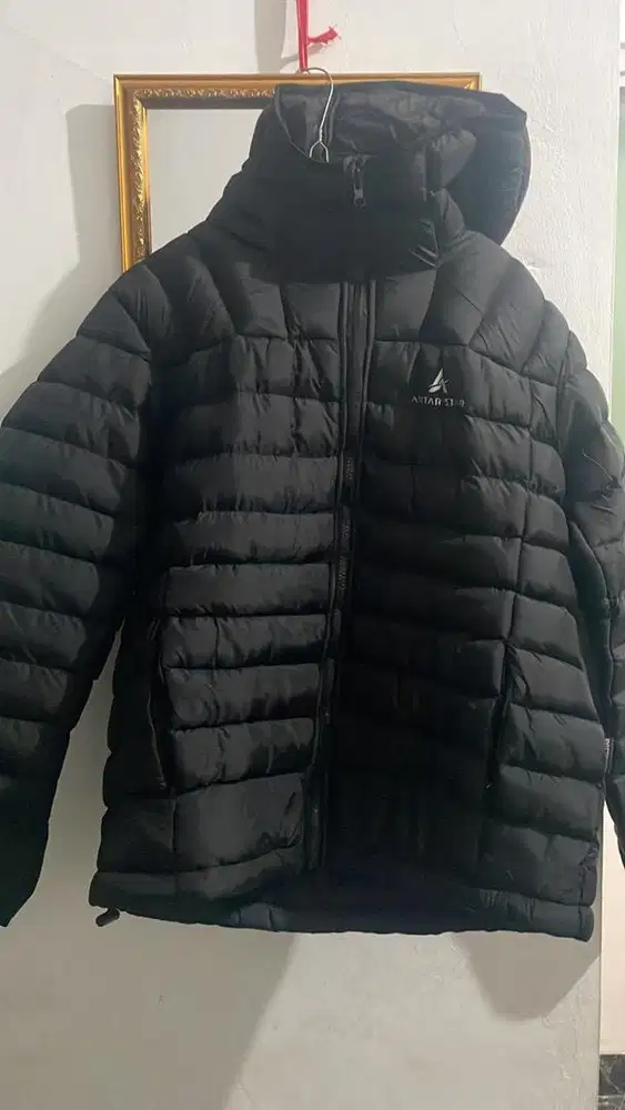 Jaket gunung hitam