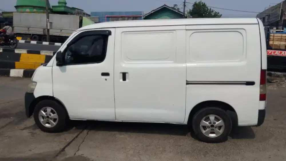 Menyewakan mobil Van + supir untuk dalam kota/luarkota.