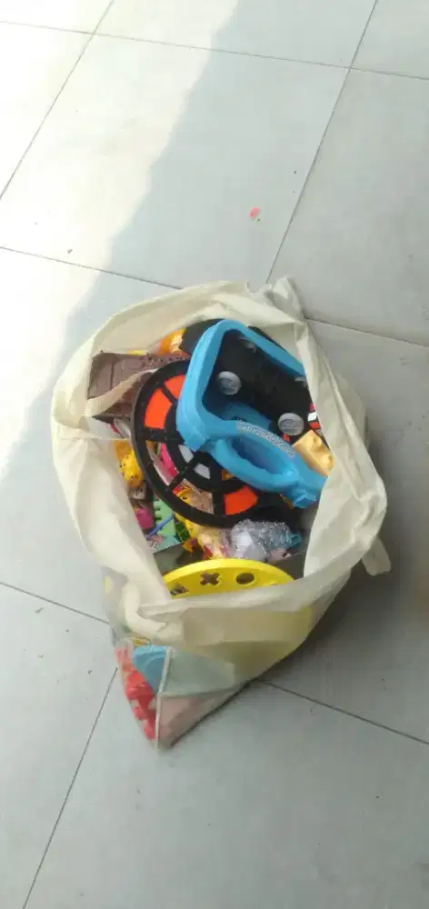 Di jual semua aneka mainan dan barang kesenangan untuk anak TK, SD