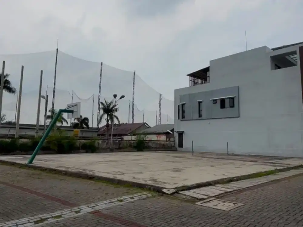 DIJUAL RUMAH 3 LANTAI DENGAN KONDISI STRATEGIS