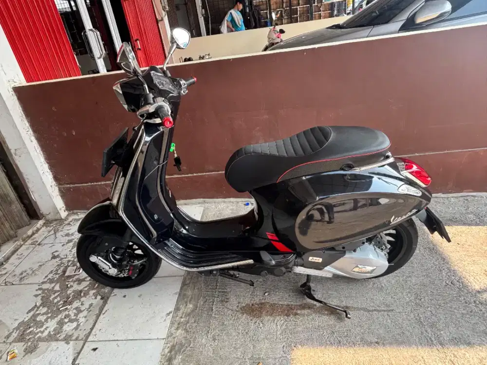 Vespa Sprint 150 Hitam 2018