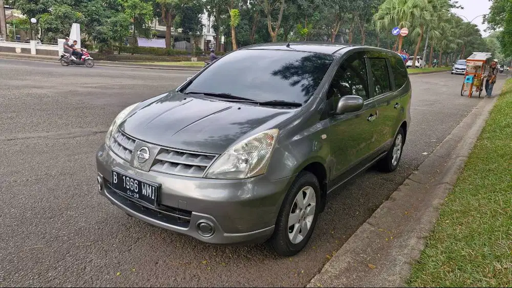 Dijual Nissan Grand Livina 1.5 AT Tahun 2010 – Terawat