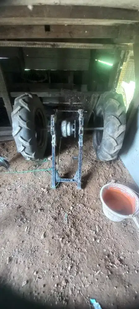 Ban Traktor bajak sawah berikut as nya Ring 13