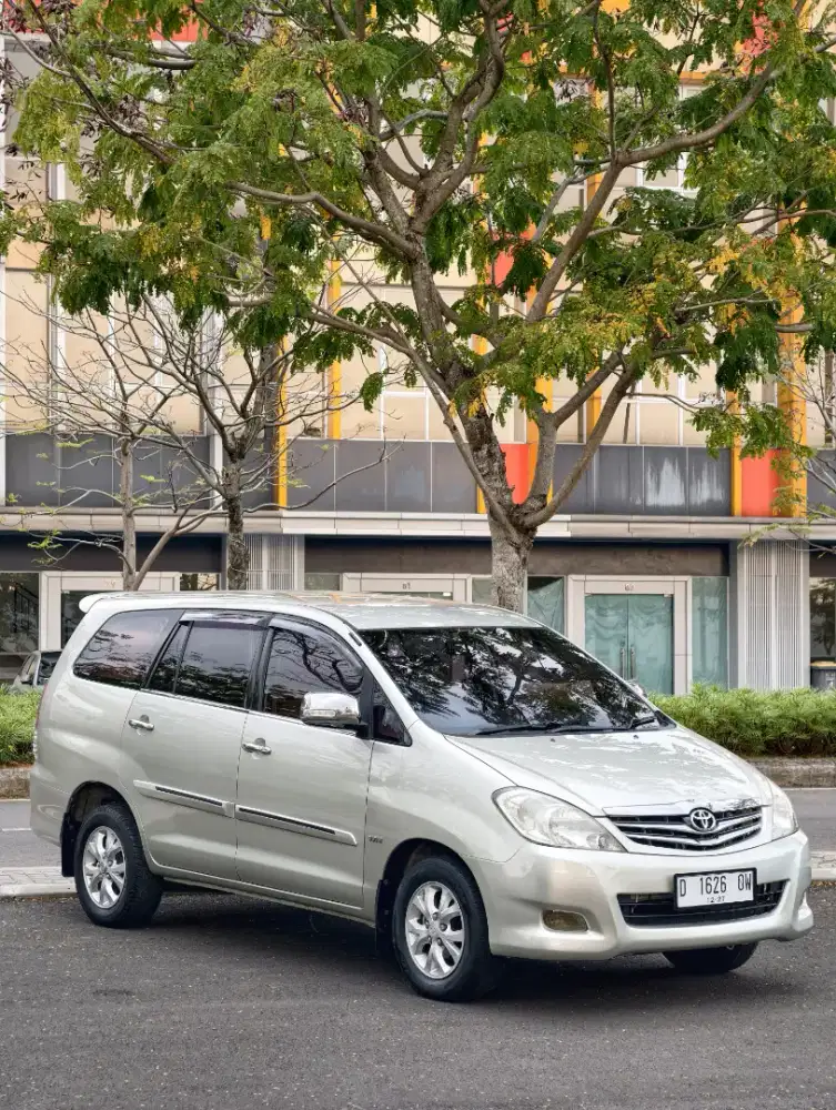 TOYOTA KIJANG INNOVA G 2.0 BENSIN MATIC 2011