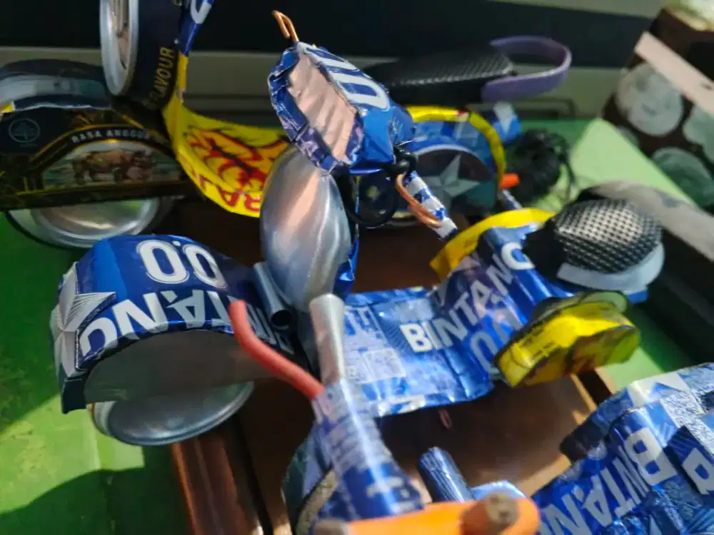 Mini atur seni Vespa kaleng minuman