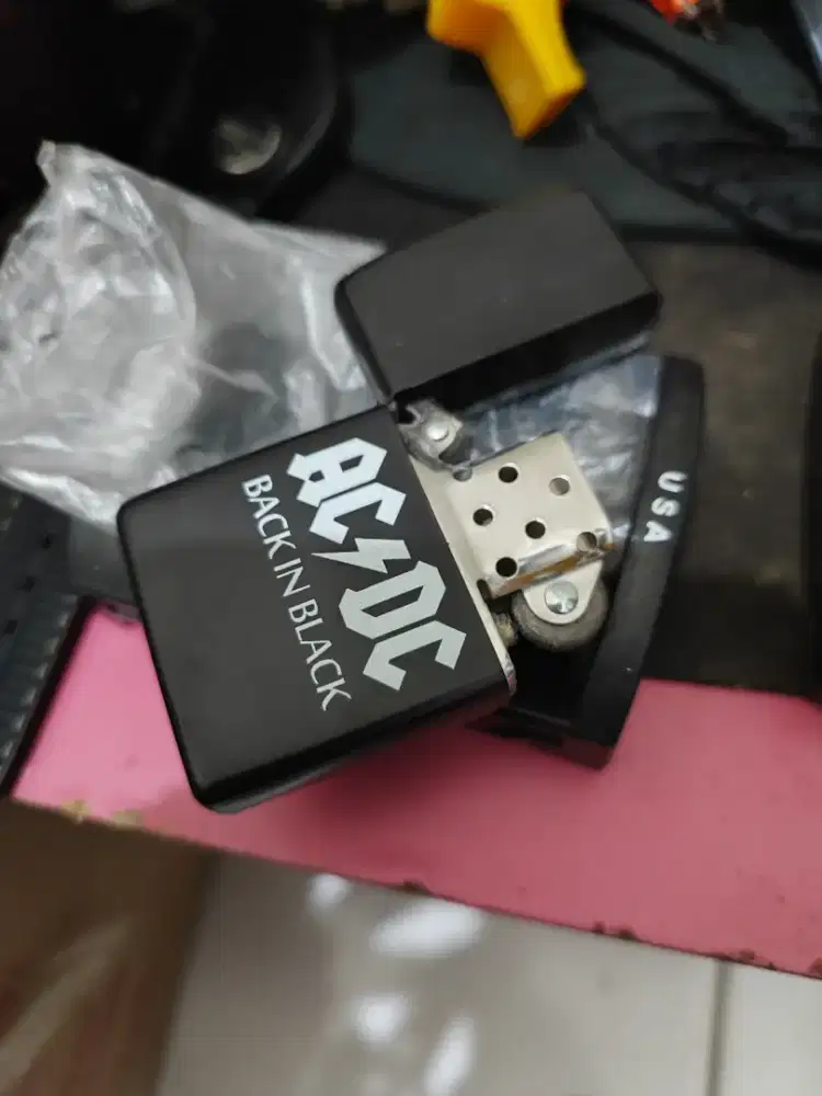 KOREK ZIPPO ACDC BACK IN BLACK