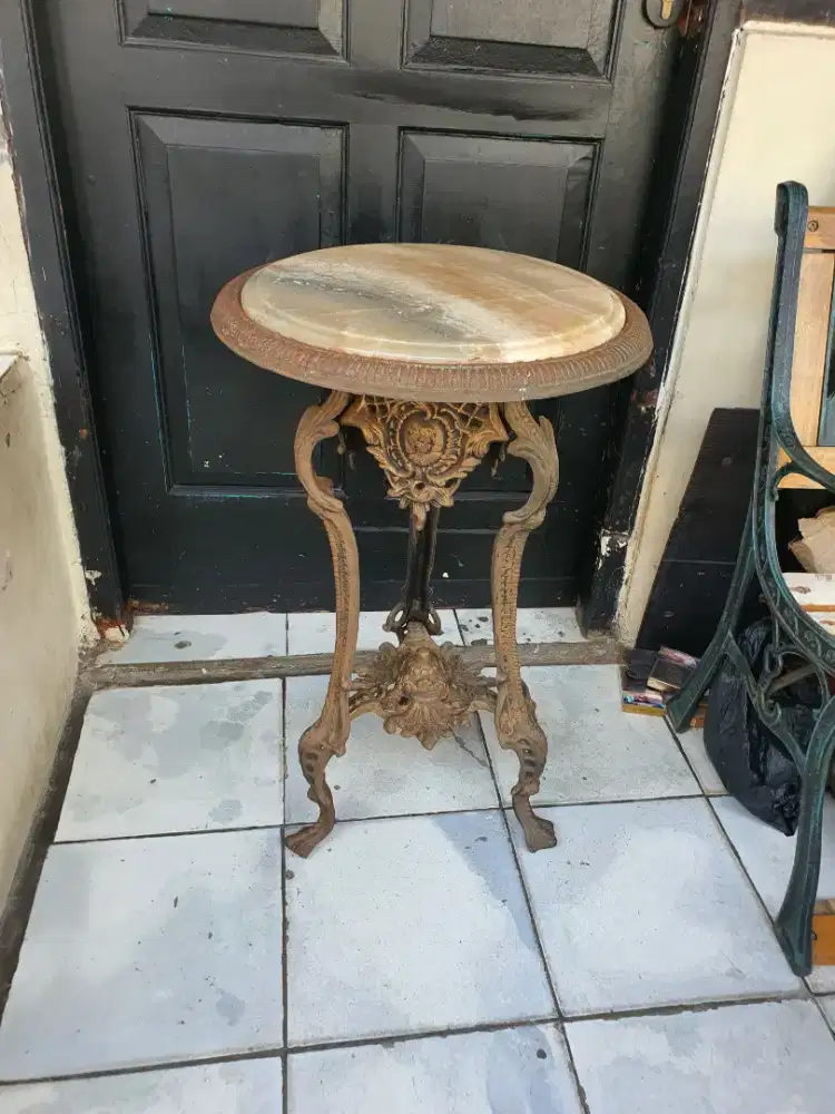 Meja Antik motif Eropa