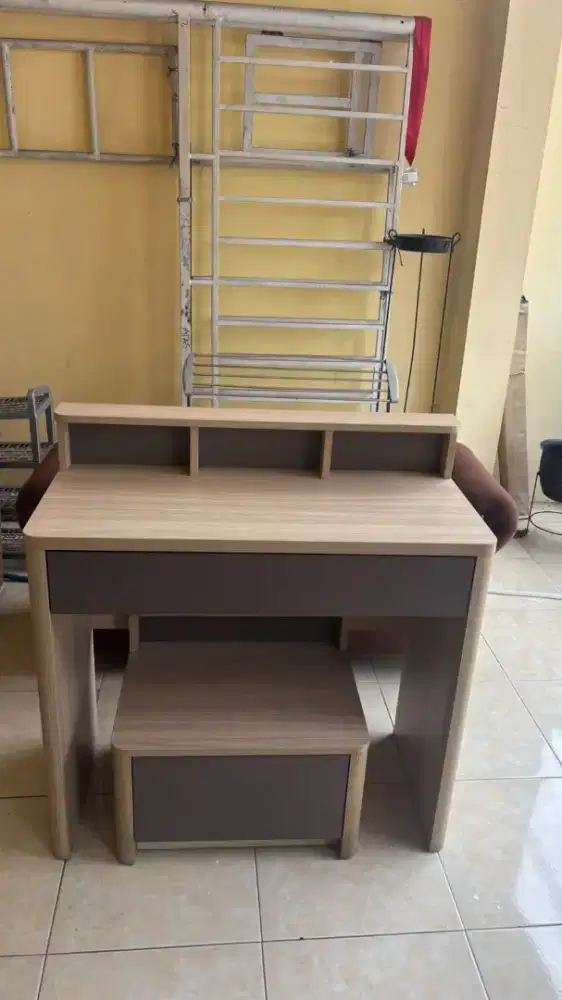 Meja Rias dan Nakas