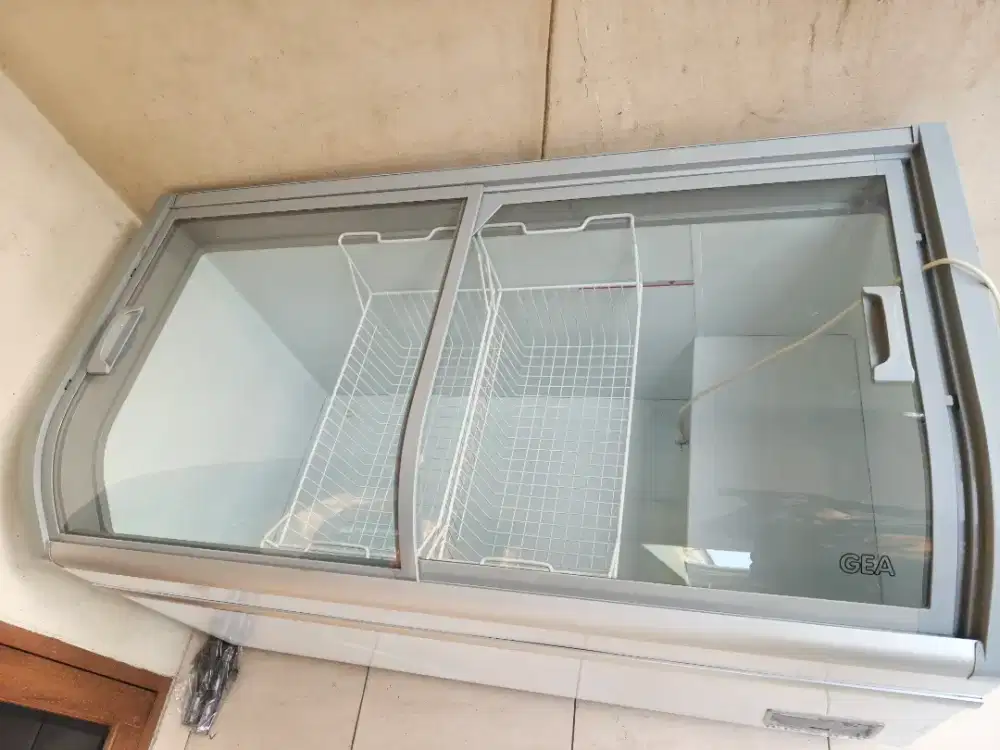 Di jual.frezer gea sliding sd 500by
